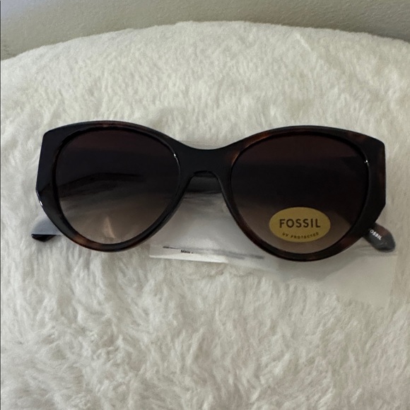 NWT Fossil Round Oval sunglasses. - Picture 1 of 4